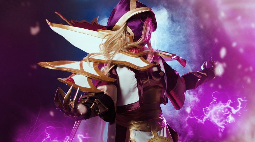 Invoker Dota 2 female cosplay