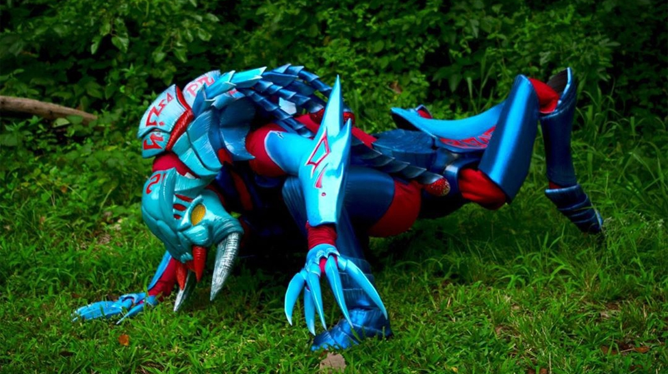 Unrealistically cool Dota Weaver cosplay by kekkuda