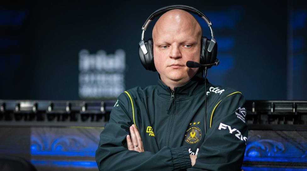 XTQZZZ Emphasizes the Importance of Commitment in Competitive Gaming