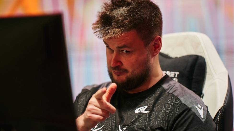 GamerLegion Triumphs in EWC Playoffs Against JiJieHao